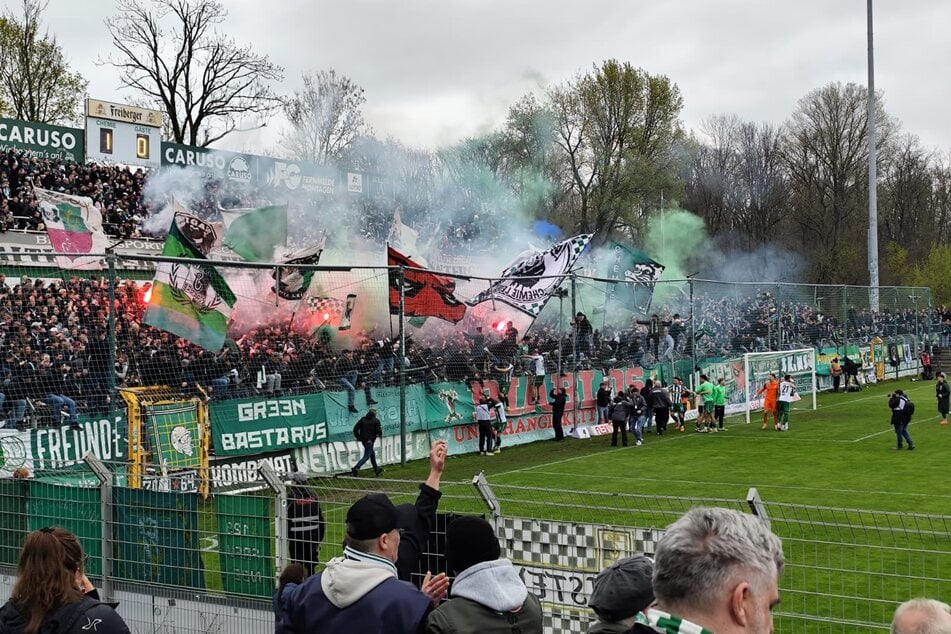 Die Fans von Chemie Leipzig konnten endlich mal wieder einen Derbysieg feiern.
