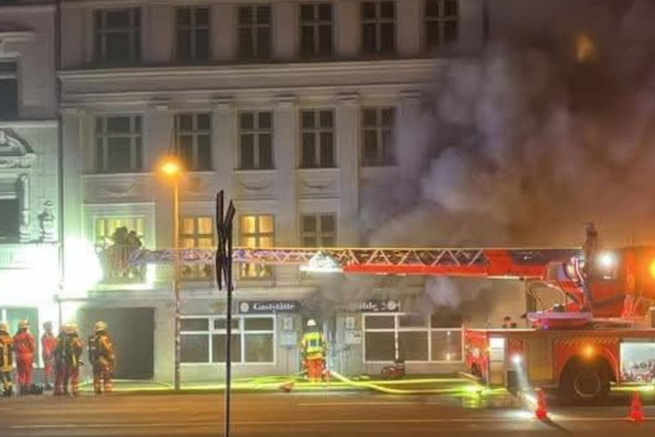Flammen und dichter Rauch kamen am Mittwochabend aus der Kultkneipe "Bärenhöhle" in Flensburg.