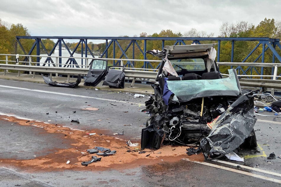 Zwei unschuldige Menschen mussten mit schweren Verletzungen in ein Krankenhaus gebracht werden.