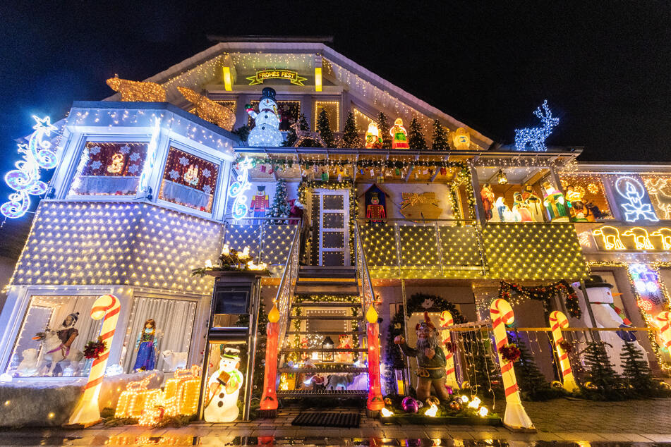 Die Frontansicht des leuchtenden Weihnachtshauses in Aura sorgt für Staunen bei allen Besuchern.