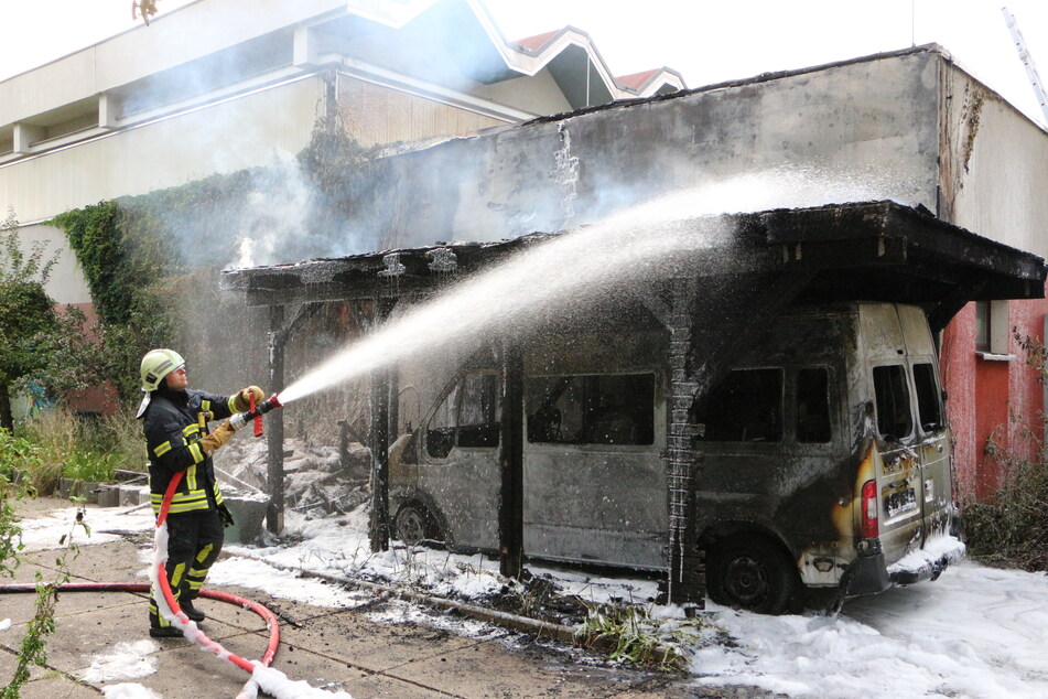Ein Transporter stand hier in Flammen. Dieser und das Carport brannten komplett nieder.