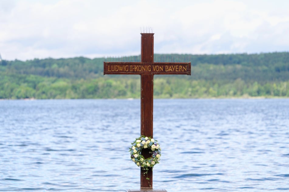 Ein Kreuz mit der Aufschrift "Ludwig II - König von Bayern" steht an der Votivkapelle im Starnberger See. Unweit der Kapelle wurde der Märchenkönig am 13.6.1886 ertrunken aufgefunden.