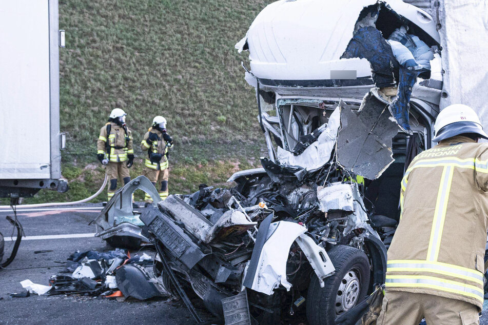 Unfall A6: Kleintransporter rast auf 40-Tonner: Fahrer stirbt noch an der Unfallstelle