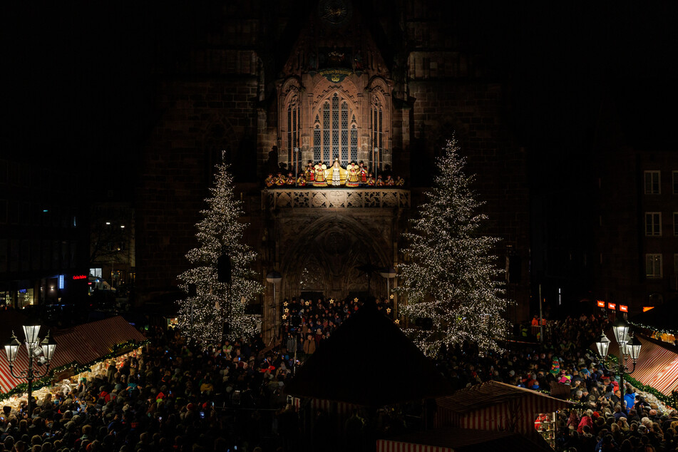 Wenn die Lichter auf dem Weihnachtsmarkt ausgehen, richten sich alle Blicke nach oben: Das Christkind tritt auf die Empore und spricht den feierlichen Prolog.