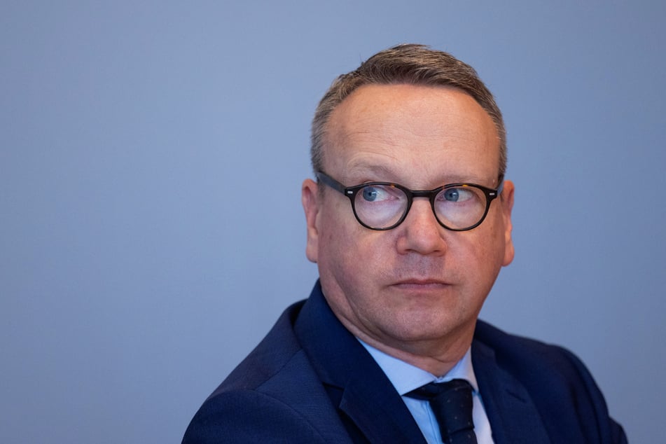 Benjamin Limbach (56, CDU), Justizminister von Nordrhein-Westfalen, will die Vorwürfe umfassend aufklären.