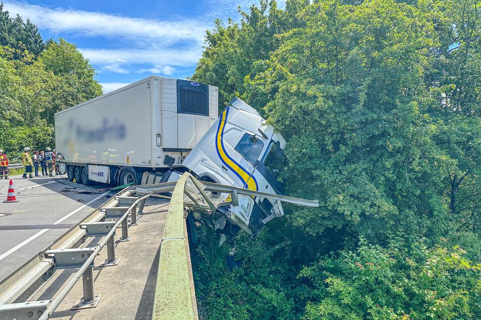 Der Lkw hat die Leitplanke durchbrochen.