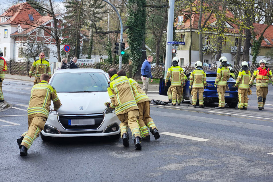 Auch die Feuerwehr war im Einsatz, schob den verunfallten Peugeot von der Straße und kümmerte sich um auslaufende Betriebsstoffe.