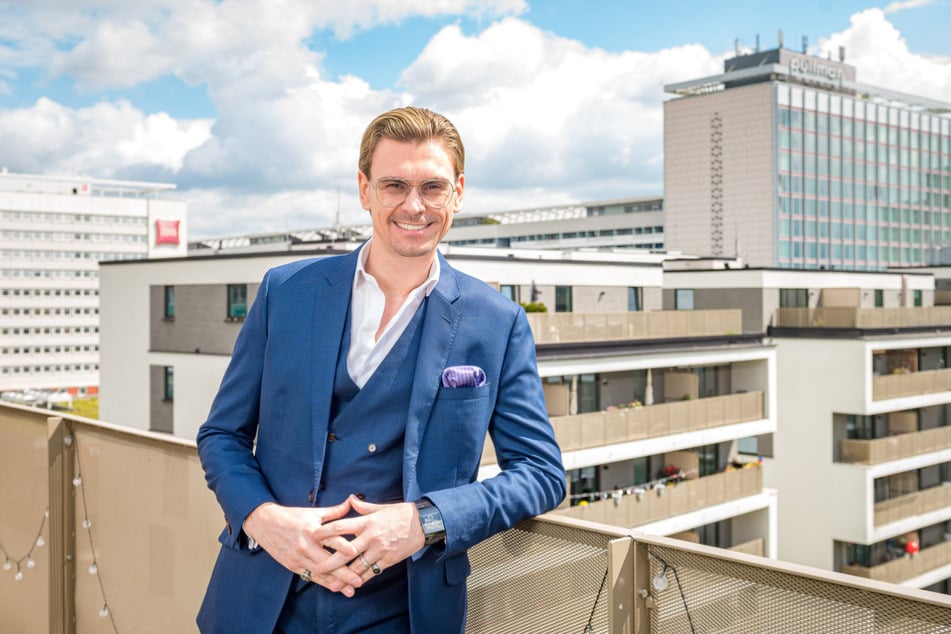 Kenny Meedach (37) auf der großen Terrasse seiner 120-qm-Penthouse-Wohnung in Dresden.