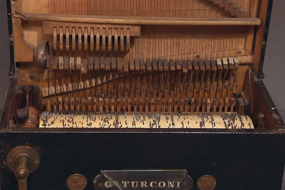 Bei dem Instrument handelt es sich um ein sogenanntes "Rückenklavier", welches vor allem im griechischen und türkischen Raum sehr verbreitet sei.