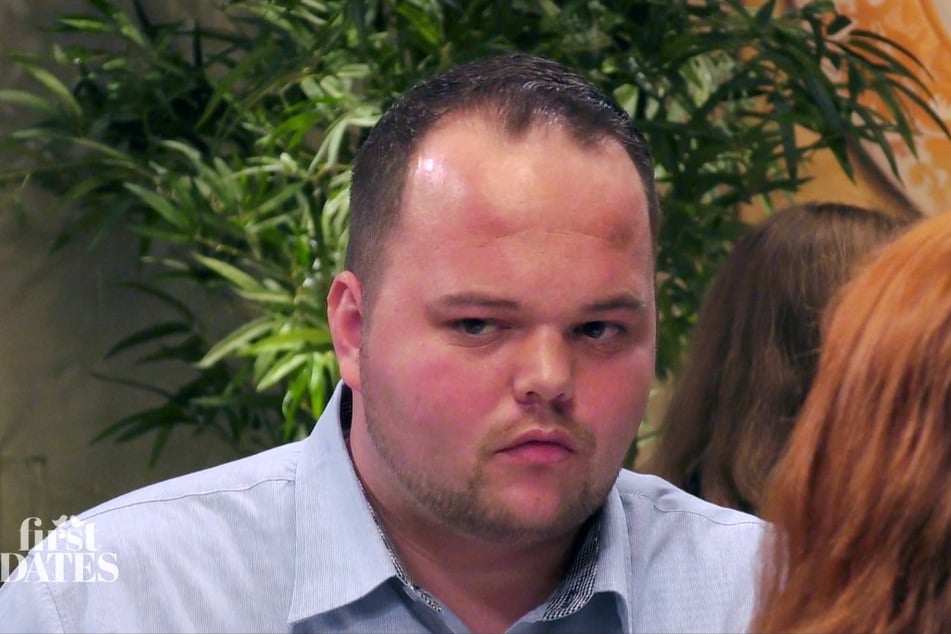 Jan (27) hat zunächst keine Ahnung, was Jennys (26) Frage nach seiner Einstellung zu offenen Beziehungen eigentlich bedeutet.
