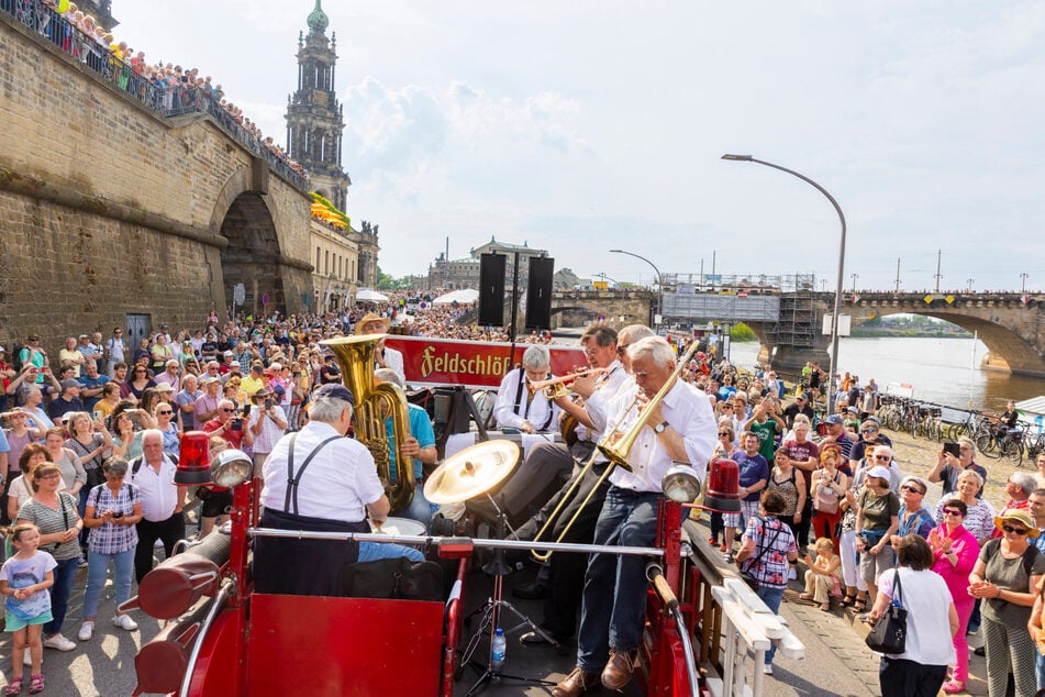 Das Musik-Spektakel am Terrassenufer mit Tausenden Besuchern ist einer der jährlichen Veranstaltungshöhepunkte der Stadt.
