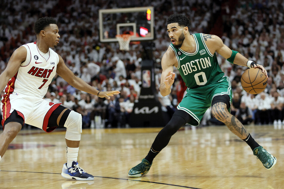 Jayson Tatum (r.) inspired the Boston Celtics to a 116-99 victory over the Miami Heat.