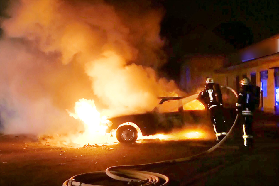 Feuerwehrleute beim Löschen der S-Klasse.