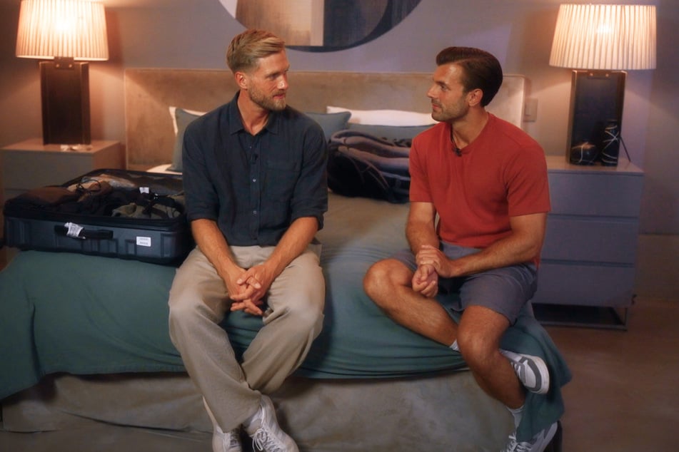 Sebastian (33, l.) erklärt Bachelorkollege Tim (35) seine folgenschwere Entscheidung.