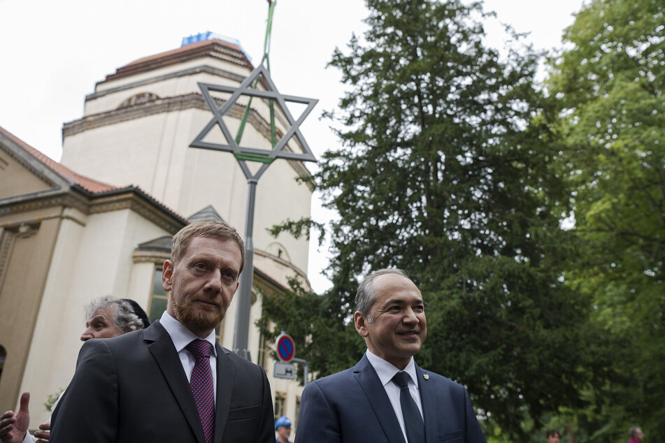 Sachsens Ministerpräsident, Michael Kretschmer (47, CDU, l.), und Octavian Ursu (54, CDU) am 12. September bei der Wiedererrichtung des Davidsterns auf dem Kulturforum Görlitzer Synagoge.