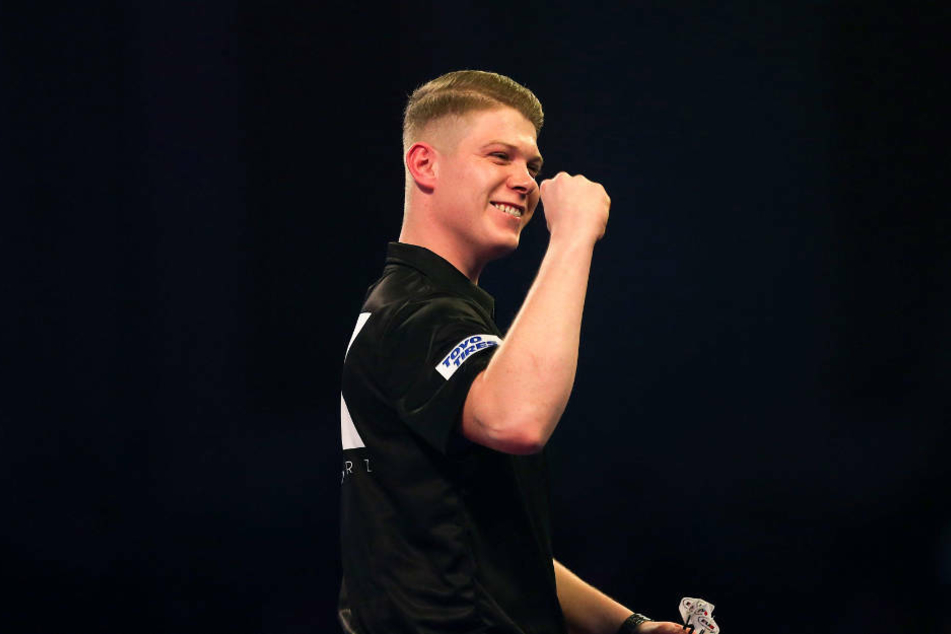 Nico Kurz freut sich über das Weiterkommen bei der Darts WM. Am Montag muss der 23-Jährige im deutschen Duell gegen Gabriel Clemens antreten.