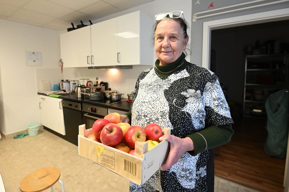 Bei Vereins-Chefin Gudrun Srednicki (65) gibt's zur warmen Mahlzeit für Bedürftige auch stets frisches Obst dazu.