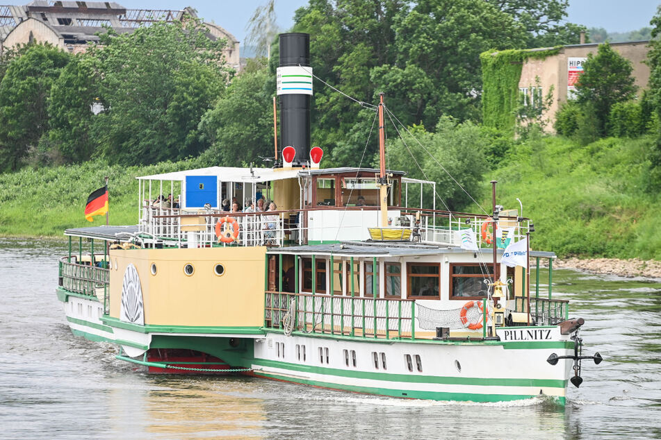 Eines der neun Dampfschiffe der Weißen Flotte auf einer Probefahrt.