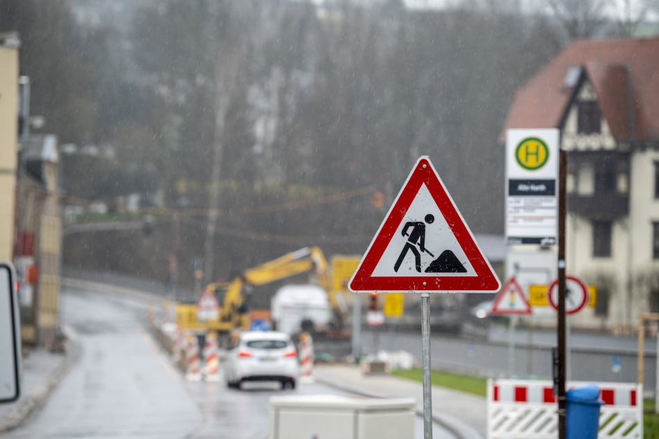 Auf der Annaberger Straße/B95 wird kräftig gebaut. Ab Montag gibt es eine neue Sperrung. Dafür wurde die Vollsperrung in Höhe der Klaffenbacher Straße aufgehoben. (Archivbild)
