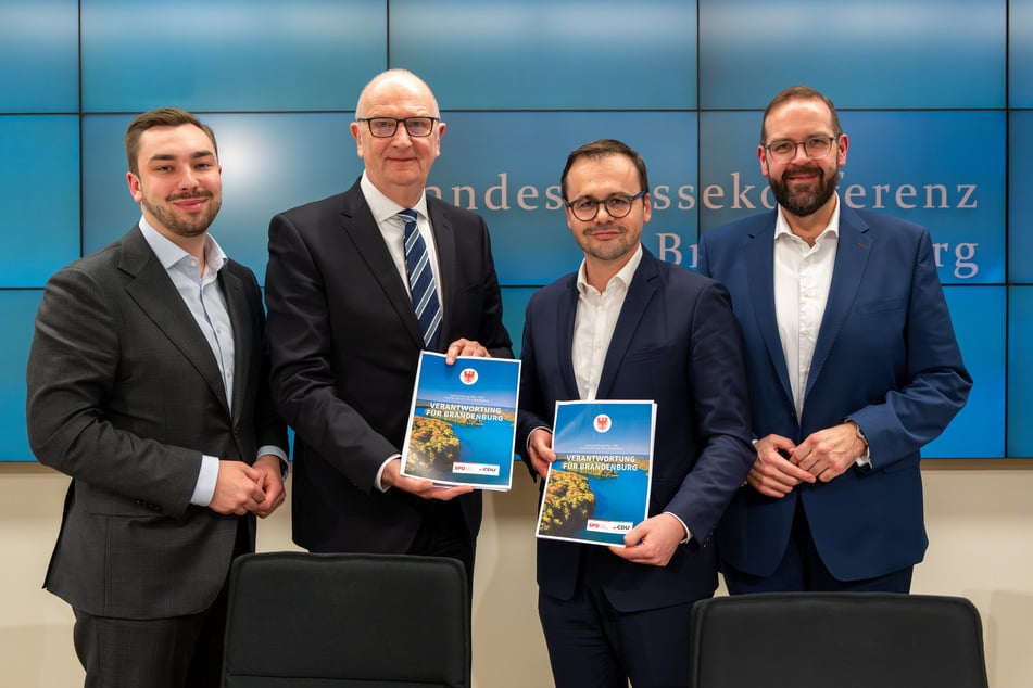 Brandenburgs neuer Bildungs- und Sportminister Gordon Hoffmann (47, v.r.n.l.) mit CDU-Landesvorsitz Jan Redmann (46), Ministerpräsident Dietmar Woidke (64, SPD) und Kurt Fischer (26, SPD).