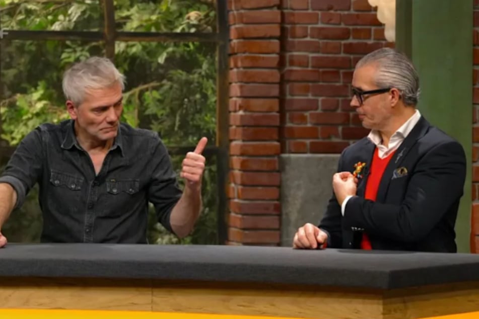 Antiquitätenhändler Anaisio Guedes (50, r.) reißt sich das Schmuckstück für satte 420 Euro unter den Nagel.