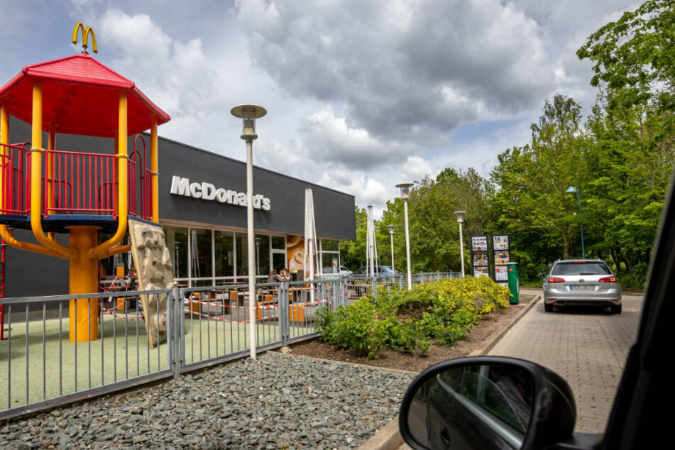Am Drive-in von McDonalds im Neefepark soll Balzer absichtlich einen Honda gerammt haben und danach geflüchtet sein.