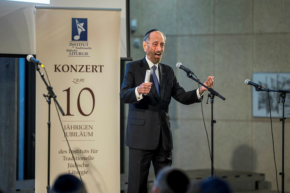 Joseph Malovany (82), Kantor der New Yorker Fifth Avenue Synagoge, bildet in Leipzig jüdische Vorbeter aus und bot am Sonntag beim Jubiläumsfest eine Probe seines musikalischen Repertoires.