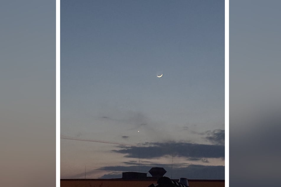 Die schmale Mondsichel am Freitag am Chemnitzer Abendhimmel. Schräg darunter ist der Planet Venus zu erkennen.