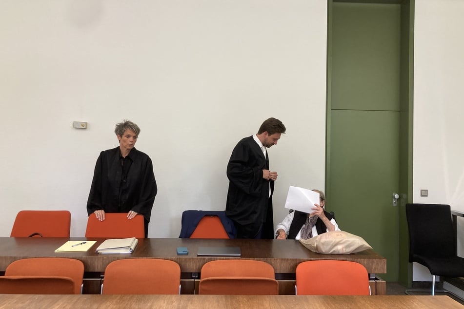 Die Angeklagte sitzt im Gerichtssaal neben ihren Anwälten Annette von Stetten (l.) und Johannes Makepeace.