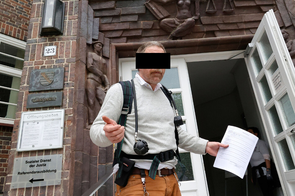 Frank E. (56) tauchte mit Sauerstoffgerät vor dem Landgericht Chemnitz auf.