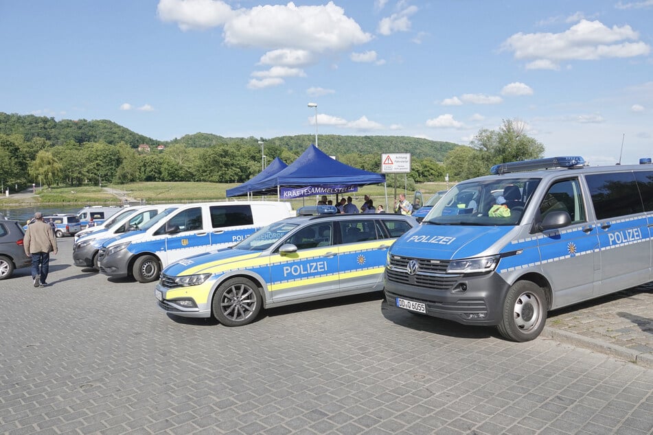Die Polizei ist mit einem Großaufgebot vor Ort.