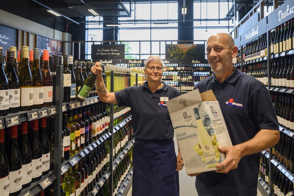 Die letzten Vorbereitungen laufen: Jana Hähnel (53) und Heiko Poltersdorf (54) räumen das Weinregal ein.