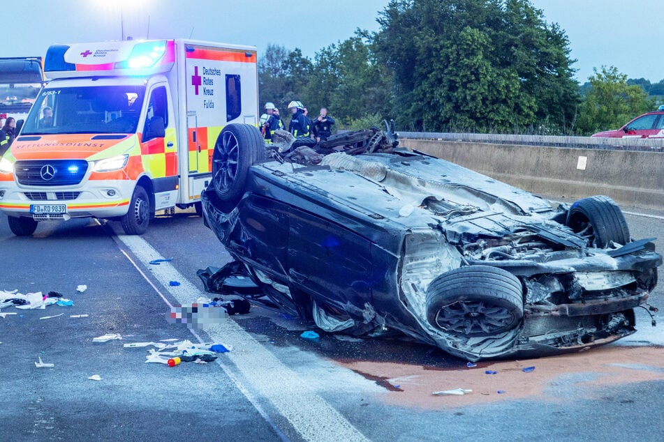 Bei einem schweren Unfall auf der A7 in Hessen ist am Sonntagabend in BMW-Fahrer ums Leben gekommen.