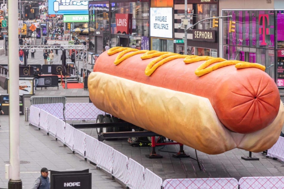 To be frank, you won't want to miss the grand finale of Manhattan's Hot Dog in the City public art commission – the Hot Dog Summit!