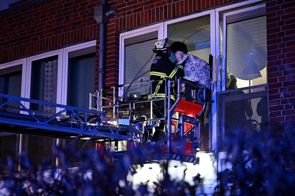 15 Personen wurden aus dem Haus gerettet, darunter auch vier Kinder.