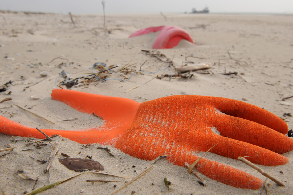Plastikmüll liegt an einem Strand im Sand. (Archivbild)