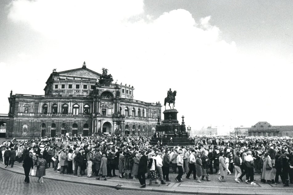 Die Schlüsselübergabe auf dem Theaterplatz am 13. Februar 1985.