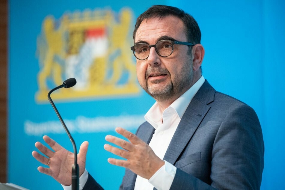 Bayerns Gesundheitsminister Klaus Holetschek (56, CSU) stellt klar, dass die Priorität weiter bei den Erstimpfungen liegt.