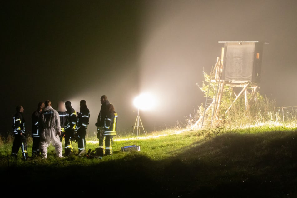 Die Feuerwehr unterstützte die Kriminalpolizei bei der Spurensicherung.