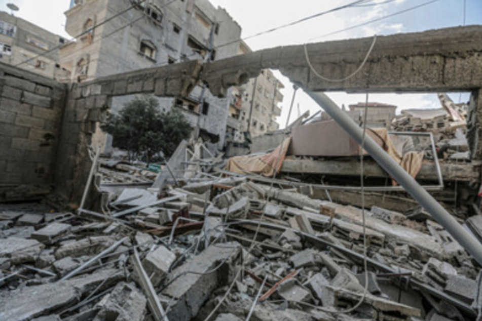 Palästinensische Autonomiegebiete, Gaza-Stadt: Ein Wohnhaus, das am Morgen von einem israelischen Luftangriff getroffen wurde und eingestürzt ist.