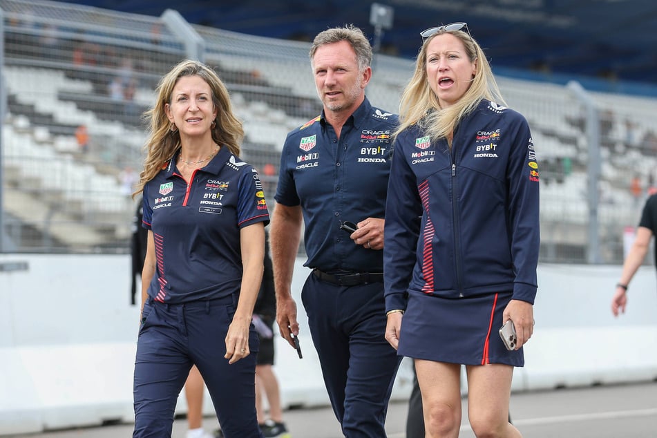 Hewitson (r.) agierte jahrelang als Assistentin von Christian Horner (51, M.) bei Red Bull.