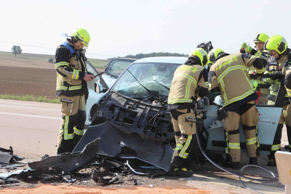 Unfall A4: Renault kracht auf A4 mit Kleintransporter zusammen: 71-Jähriger stirbt