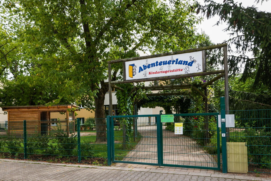 In der Kita in Dresden-Strehlen wurde der pädagogische Mitarbeiter direkt am Arbeitsplatz festgenommen.