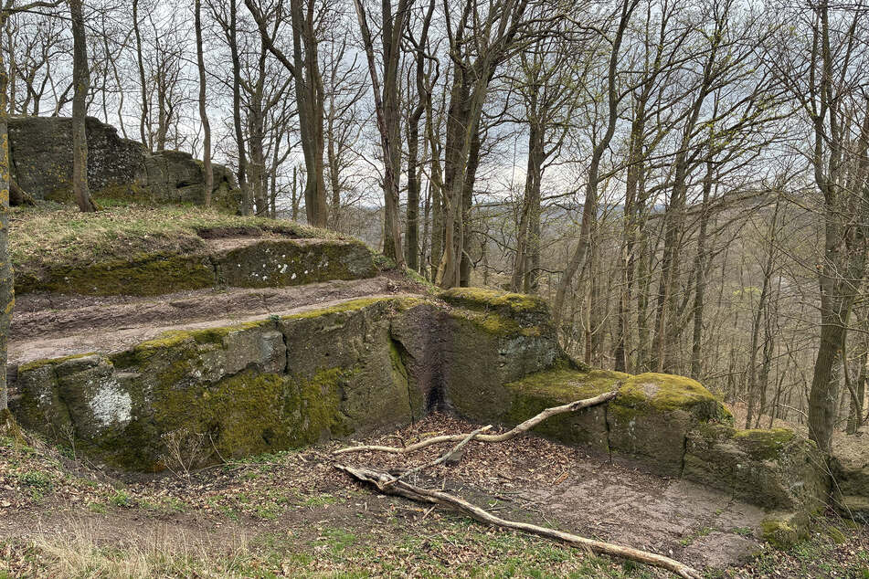 An den bestehenden baulichen Resten auf der Burganlage "Metilstein" hatte ein Mann illegale Ausgrabungen durchgeführt.