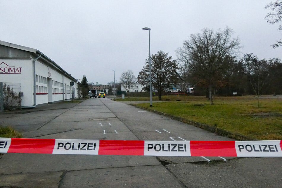 Polizei und Ermittler sicherten den Unfallort; Markierungen dokumentieren den möglichen Hergang.