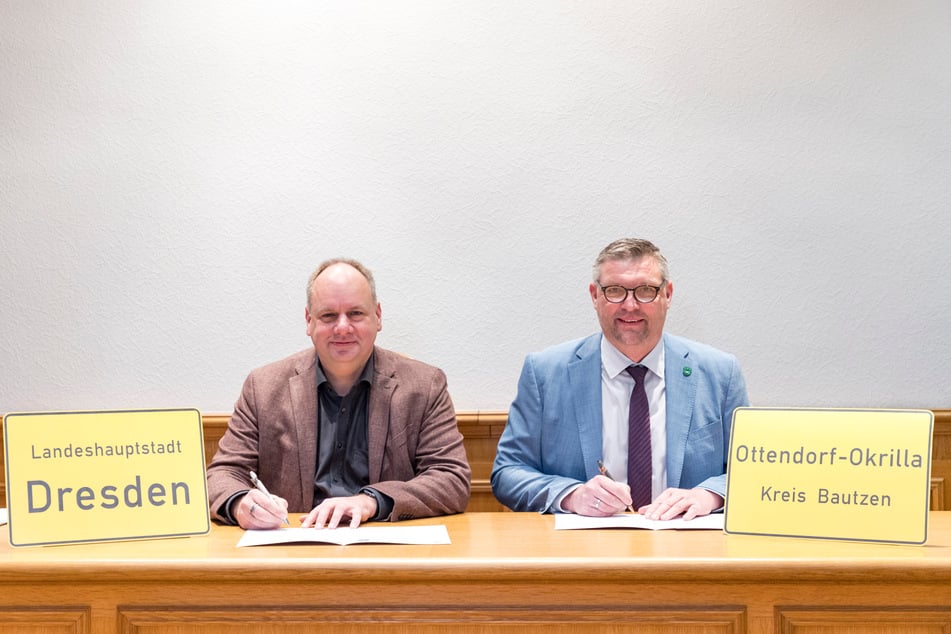 Dresdner OB Dirk Hilbert (53, FDP) und Rico Pfeiffer (51, parteilos), Bürgermeister von Ottendorf-Okrilla, unterzeichneten die Absichtserklärung zur interkommunalen Zusammenarbeit.