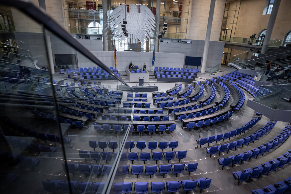 In den letzten gut 20 Jahren ist der Bundestag von 603 auf aktuell 736 Abgeordnete angewachsen.