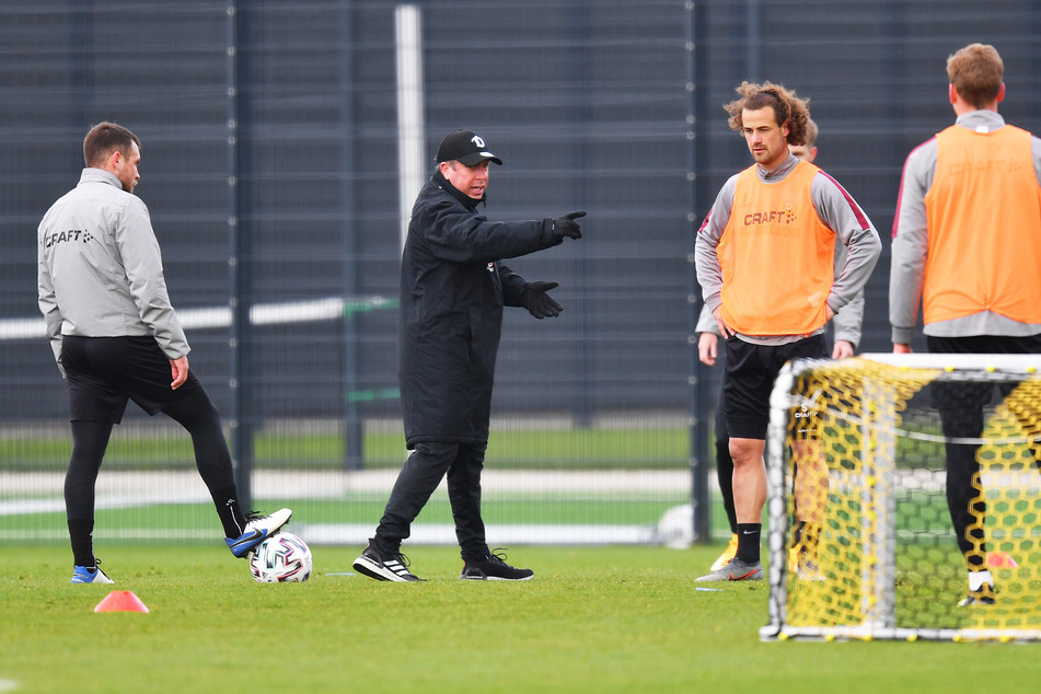 Trainer Markus Kauczinski (51, 2.v.l.) beim Training mit Justin Löwe (22, l.), Yannick Stark (30, 2.v.r.) und Christoph Daferner (23).