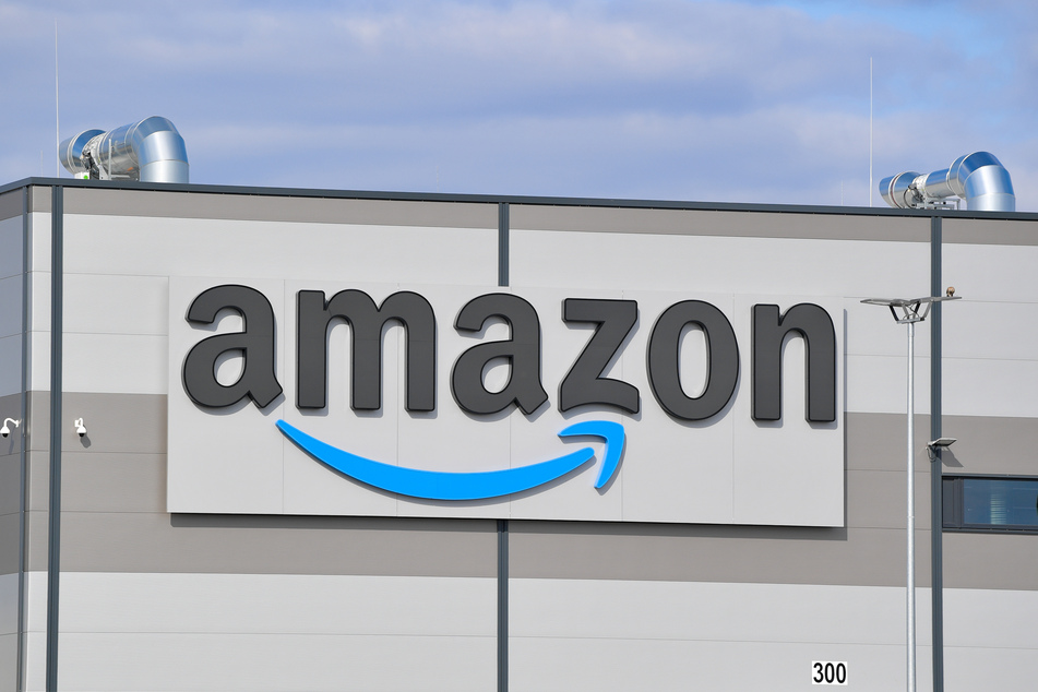 Das Logo des Onlineversandhändlers Amazon. (Symbolbild).