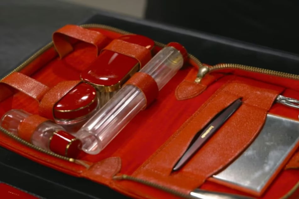 Das Reise-Necessaire aus den 1970er-Jahren beinhaltet diverse Utensilien für die Körperpflege. Der Zustand ist tadellos.